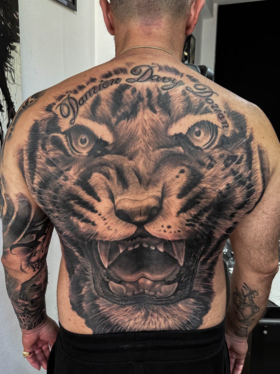 Tatuagem realista de tigre nas costas