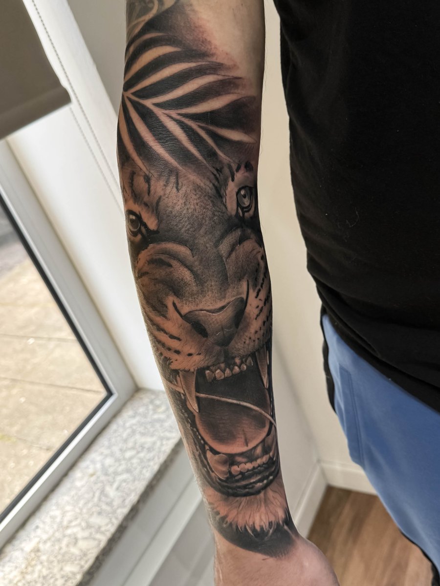 Tatuagem realista de tigre no antebraço