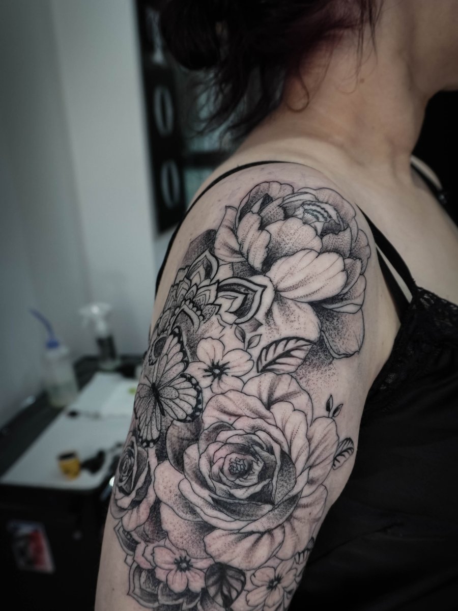 Tatuagem de flores no braço