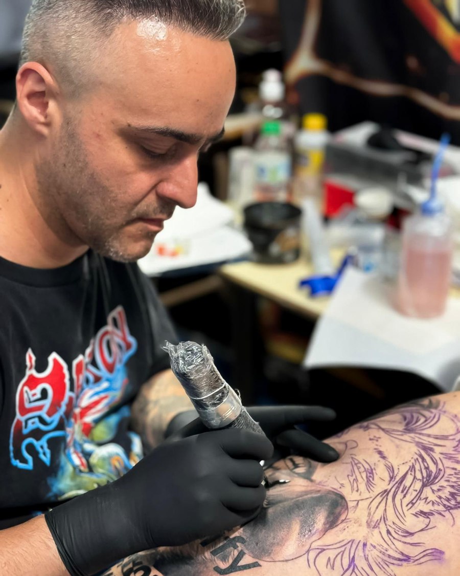 Paulo Bogas a tatuar no estúdio